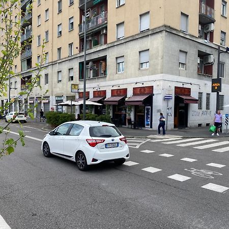 Bnb Milano Dipinta Di Blu Buitenkant foto